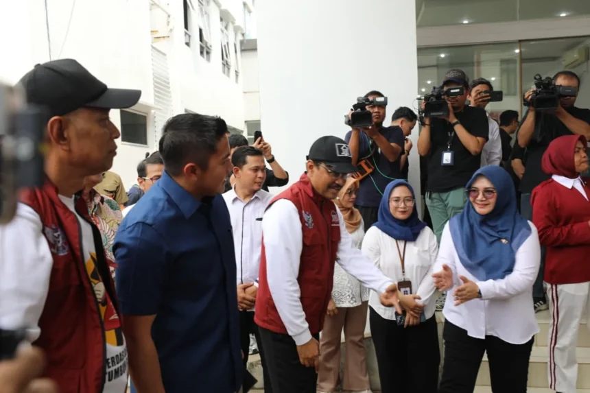 Menteri Sosial, Saifullah Yusuf (Gus Ipul) bersama Sekretaris Kabinet (Seskab) Letkol Teddy Indra Wijaya