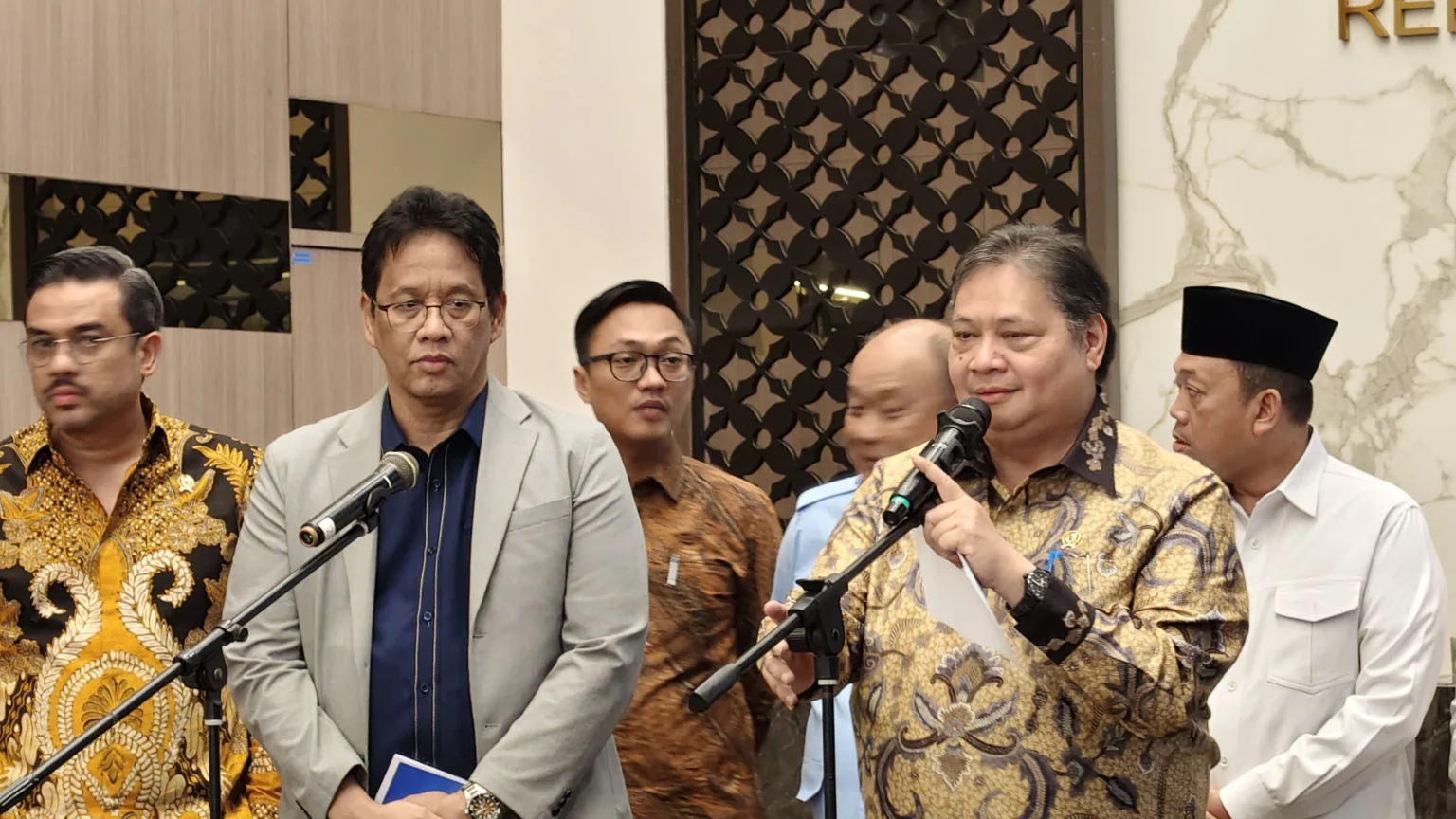 Menko Perekonomian, Airlangga Hartarto Bersama Menteri Keuangan, Purbaya Yudhi Sadewa