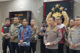 Kapolri Jenderal Pol. Listyo Sigit Prabowo bersama Menteri Kehutanan Raja Juli Antoni saat memberikan keterangan pers di Gedung Rupattama Mabes Polri, Jakarta,