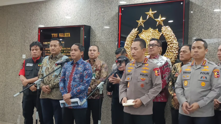 Kapolri Jenderal Pol. Listyo Sigit Prabowo bersama Menteri Kehutanan Raja Juli Antoni saat memberikan keterangan pers di Gedung Rupattama Mabes Polri, Jakarta,