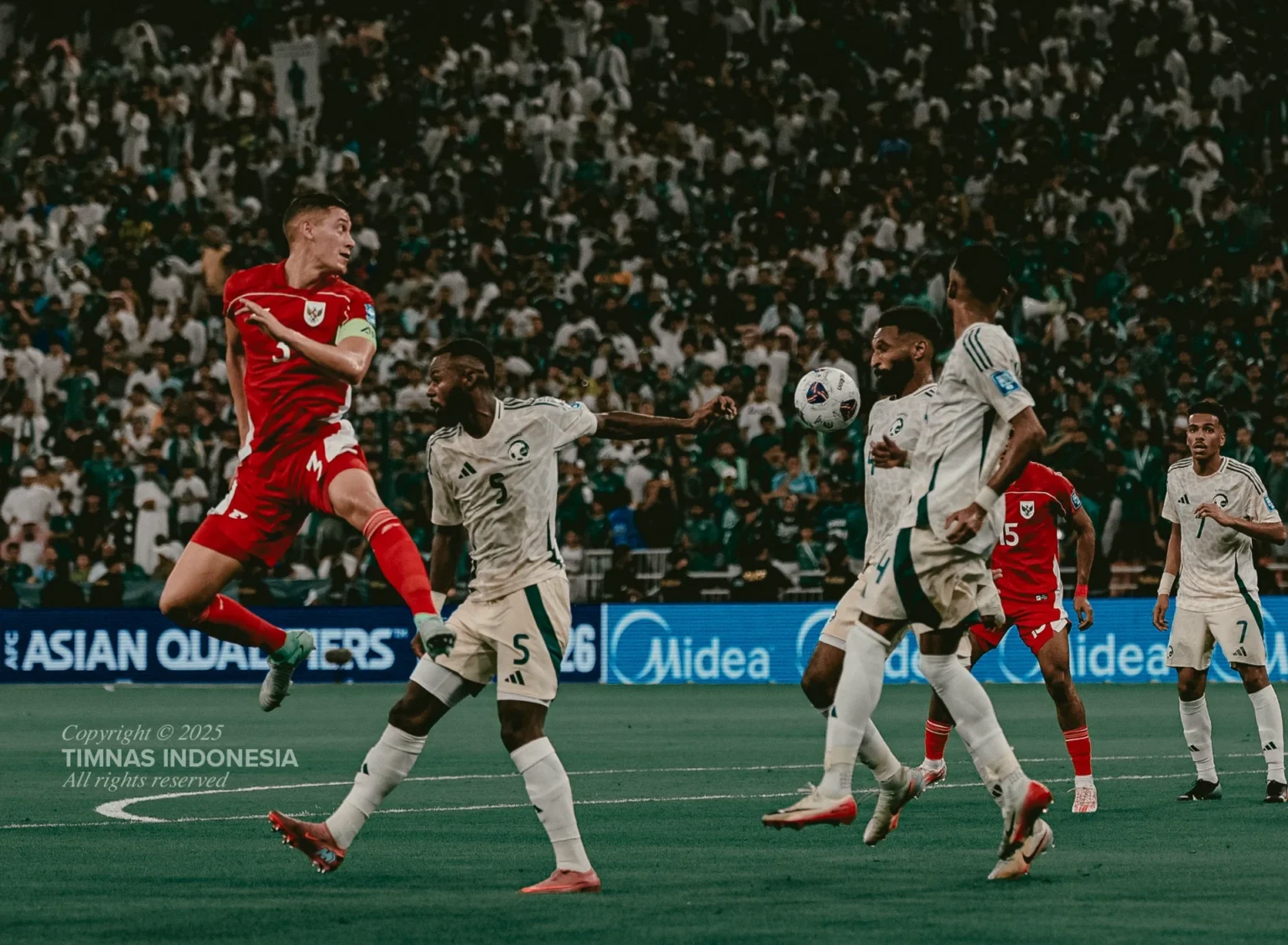 Kapten Timnas Indonesia, Jay Idzes sedang beduel dengan pemain Arab Saudi di Kualifikasi Piala Dunia 2026 Ronde 4