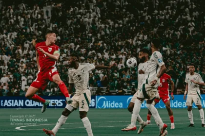 Kapten Timnas Indonesia, Jay Idzes sedang beduel dengan pemain Arab Saudi di Kualifikasi Piala Dunia 2026 Ronde 4