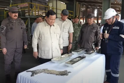 Presiden Prabowo menyaksikan penyerahan aset rampasan negara dari tambang ilegal ke PT Timah Tbk.