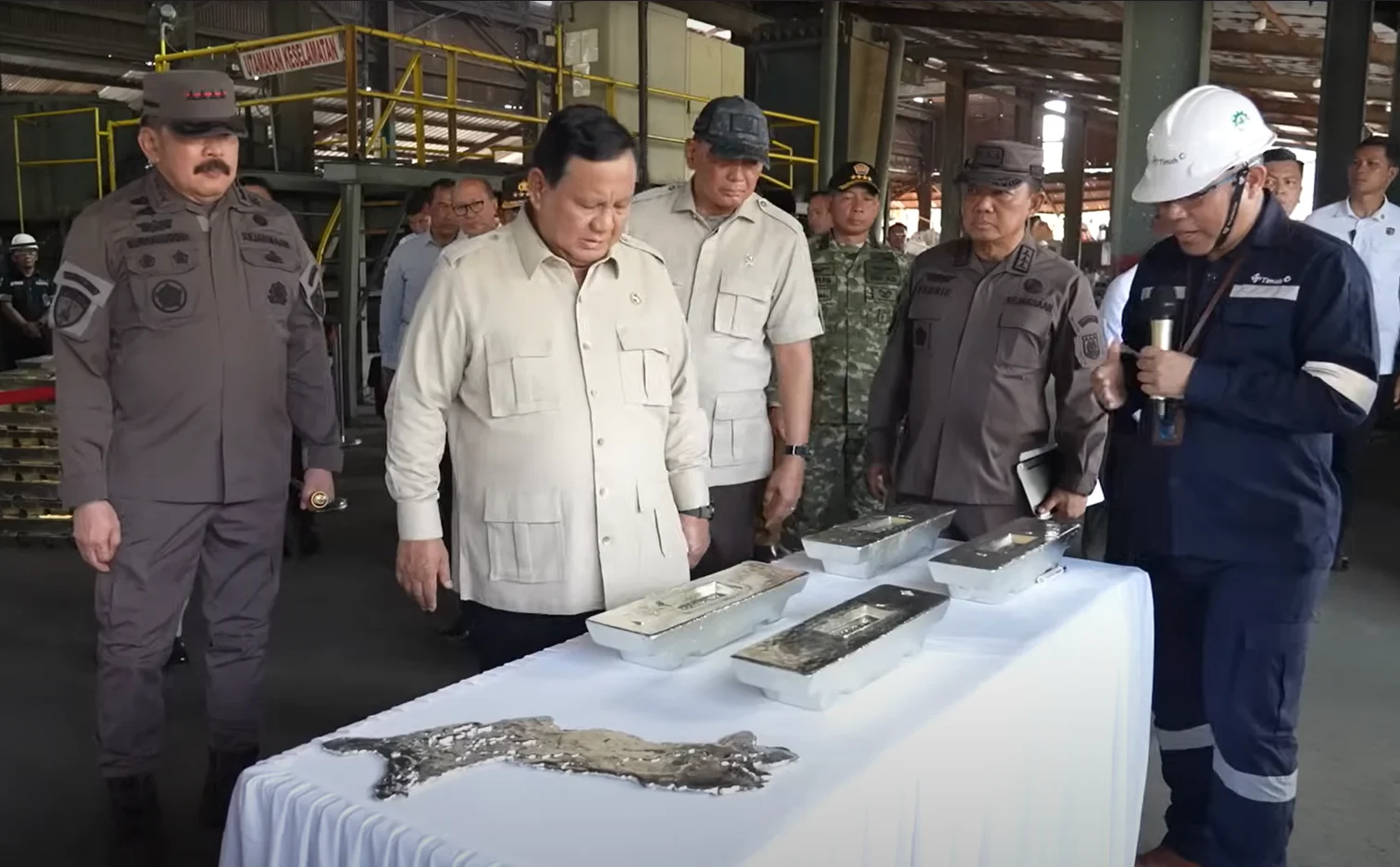 Presiden Prabowo menyaksikan penyerahan aset rampasan negara dari tambang ilegal ke PT Timah Tbk.