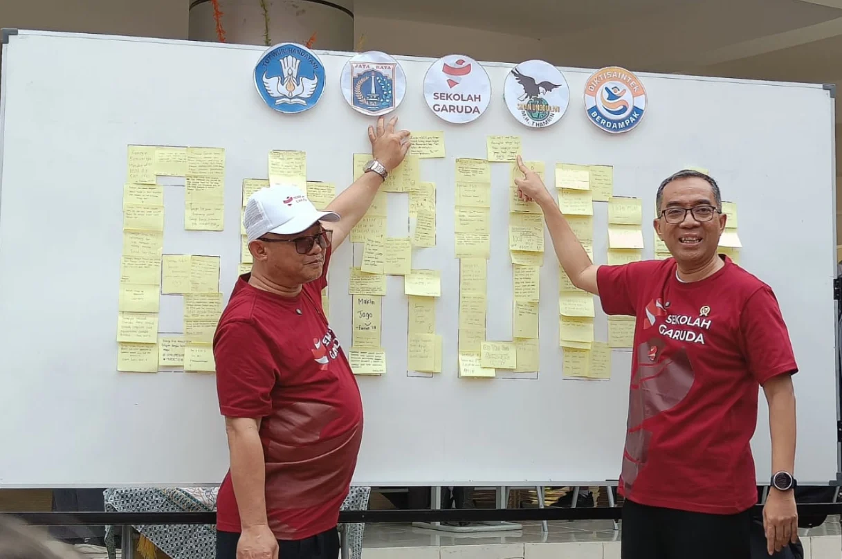 Mendikdasmesn Abdul Mu'ti dan Mendiktisaintek Brain Yuliarto menulis pesan untuk SMAN Unggulan MH Thamrin