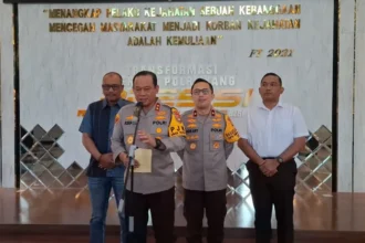 Kapolda Metro Jaya Irjen Asep Edi Suheri, saat konferensi pers menyampaikan penangguhan penahanan TikToker Figha Lesmana