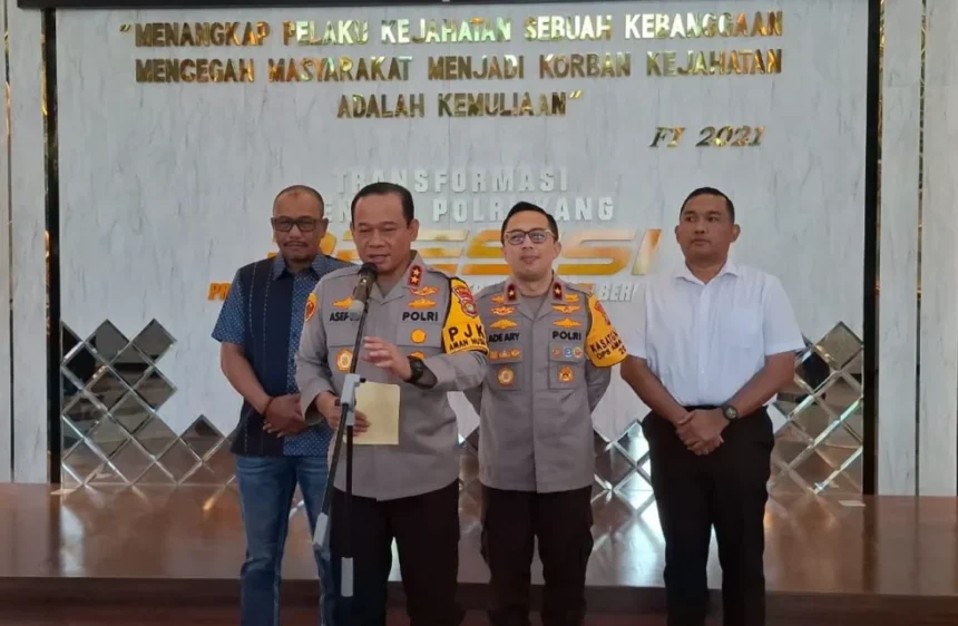 Kapolda Metro Jaya Irjen Asep Edi Suheri, saat konferensi pers menyampaikan penangguhan penahanan TikToker Figha Lesmana