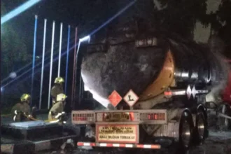 Satu unit mobil pengangkut BBM yang terbakar saat pengisian tangki SPBU di kawasan Kemanggisan, Jakarta Barat.