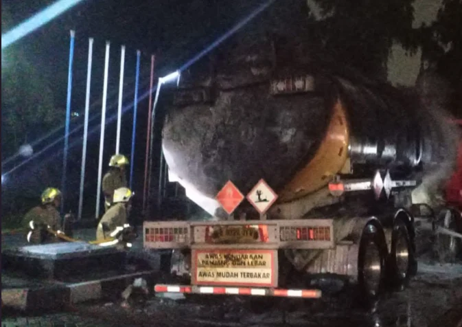 Satu unit mobil pengangkut BBM yang terbakar saat pengisian tangki SPBU di kawasan Kemanggisan, Jakarta Barat.