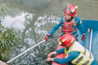 Petugas saat melakukan pencarian korban