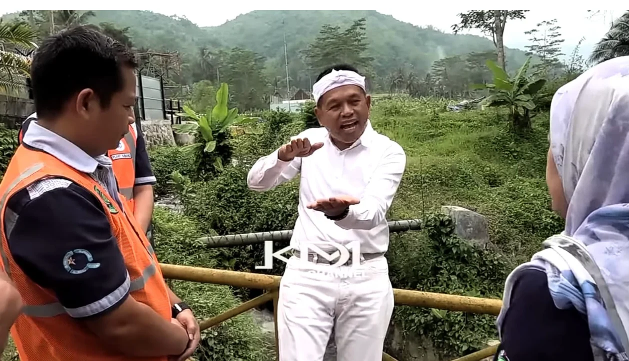 Kunjungan Gubernur Jawa Barat Dedi Mulyadi di pabrik air mineral di Subang