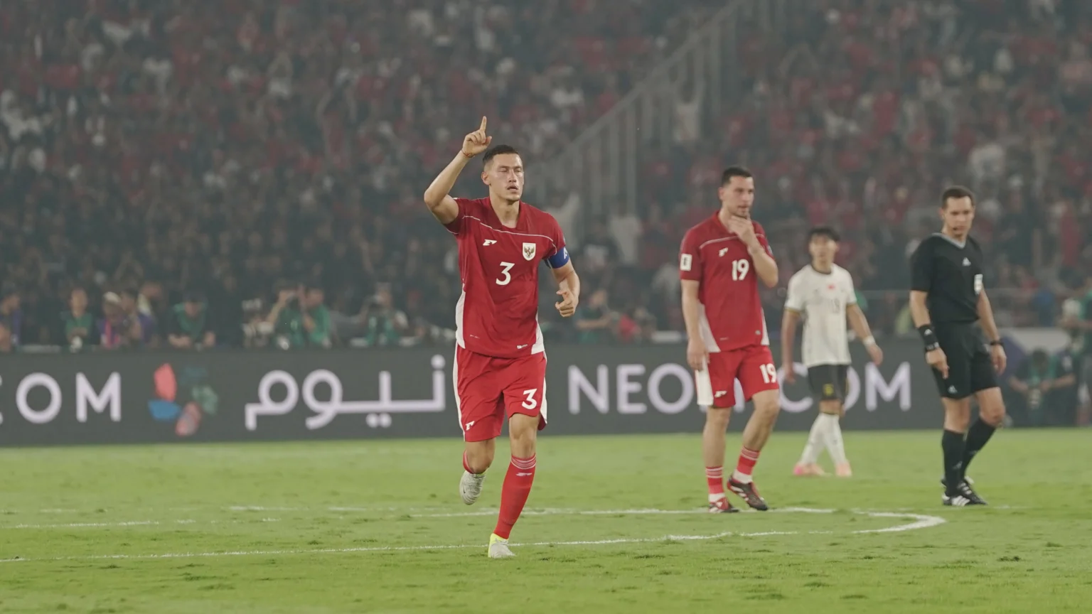 Kapten Timnas Indonesia, Jay Idzes saat bermain melawan China