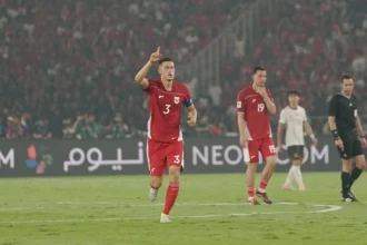 Kapten Timnas Indonesia, Jay Idzes saat bermain melawan China