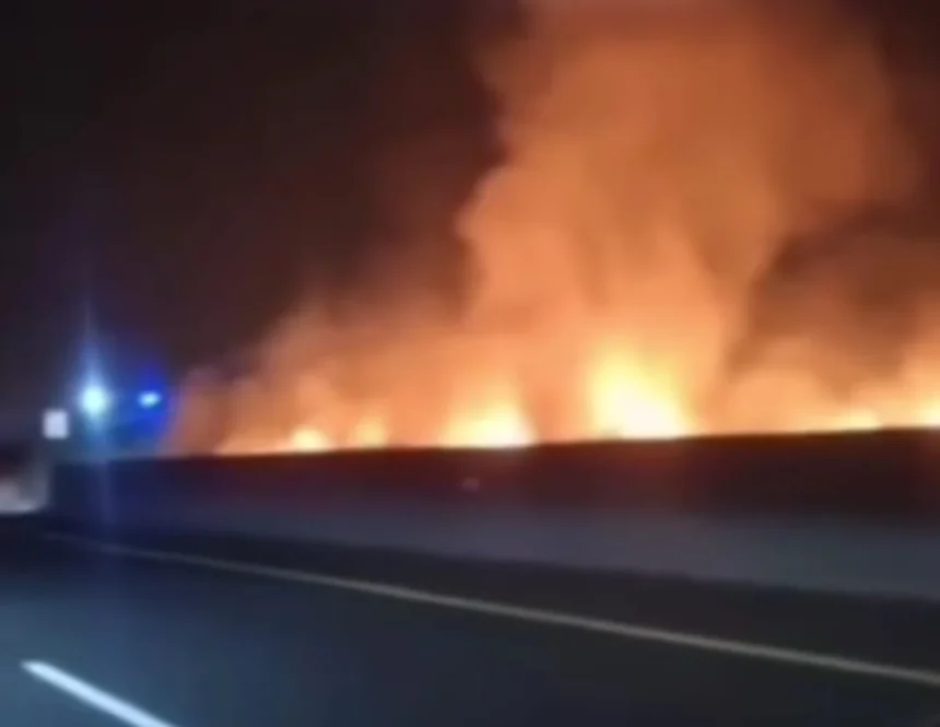 Bola api menyala diduga meteor yang menghantam tanah kota Cirebon.