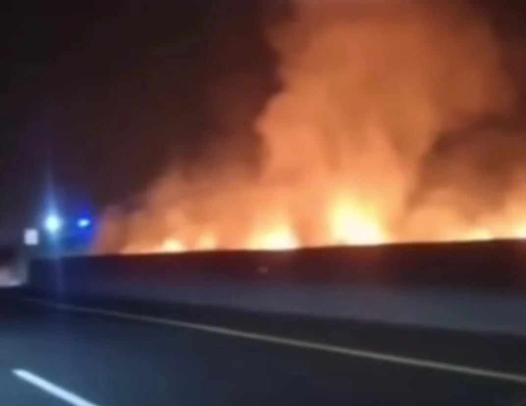 Bola api menyala diduga meteor yang menghantam tanah kota Cirebon.