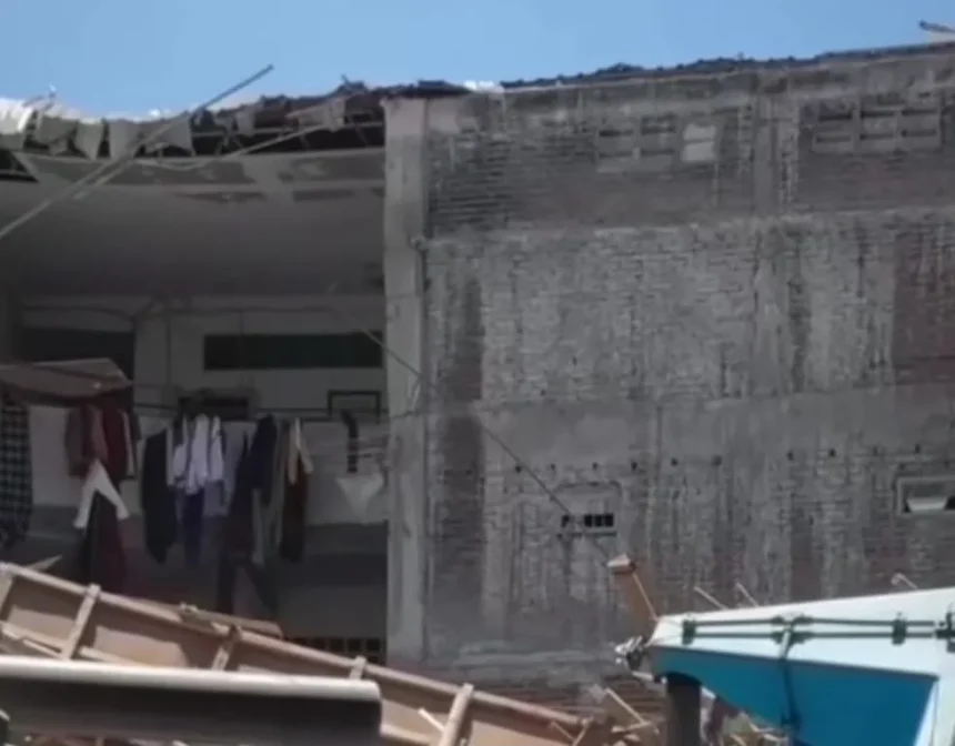 Ilustrasi Bangunan Pondok Pesantren Al Khoziny di Sidoarjo yang roboh masih menyisakan duka yang sangat mendalam.