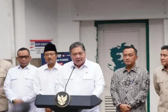 Menteri Koordinator Bidang Perekonomian, Airlangga Hartarto saat memberikan keterangan terkait Bantuan Langsung Tunai