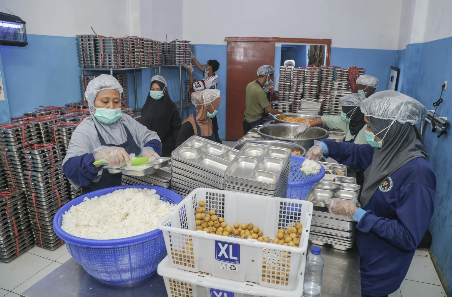 Sejumlah petugas mempersiapkan menu Makan Bergizi Gratis