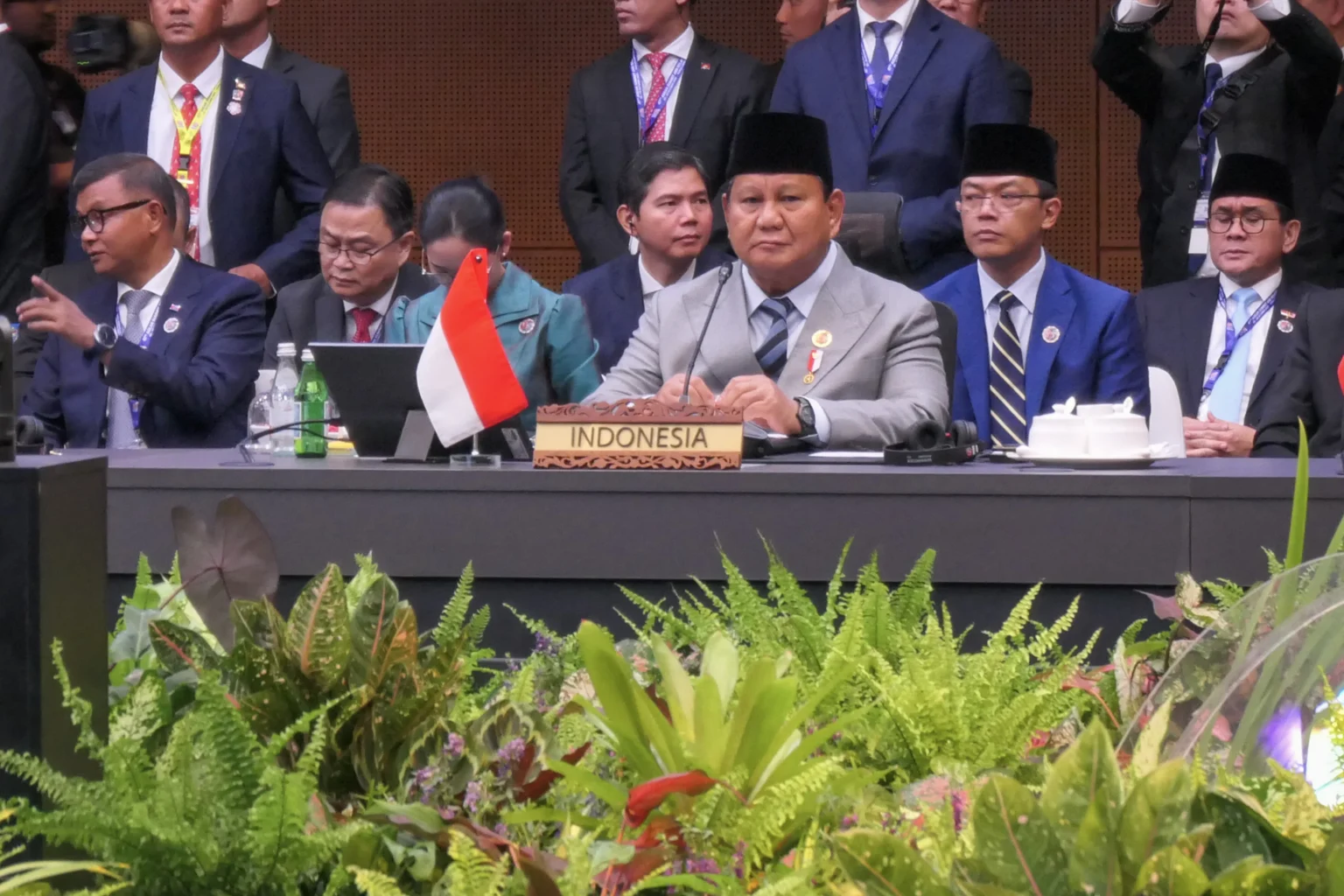 Presiden Prabowo Subianto (ketiga kanan) didampingi Menteri Luar Negeri Sugiono (kedua kanan) mengikuti sesi pleno KTT ke-47 ASEAN di Kuala Lumpur, Malaysia, Minggu (26/10/2025).