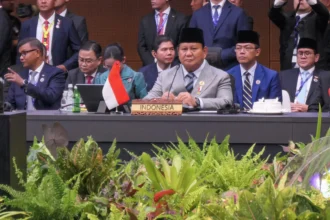 Presiden Prabowo Subianto (ketiga kanan) didampingi Menteri Luar Negeri Sugiono (kedua kanan) mengikuti sesi pleno KTT ke-47 ASEAN di Kuala Lumpur, Malaysia, Minggu (26/10/2025).