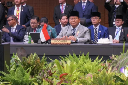 Presiden Prabowo Subianto (ketiga kanan) didampingi Menteri Luar Negeri Sugiono (kedua kanan) mengikuti sesi pleno KTT ke-47 ASEAN di Kuala Lumpur, Malaysia, Minggu (26/10/2025).