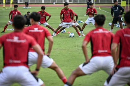 Sejumlah pesepak bola Timnas Indonesia U-17 mengikuti sesi latihan di Stadion Madya, Kompleks GBK