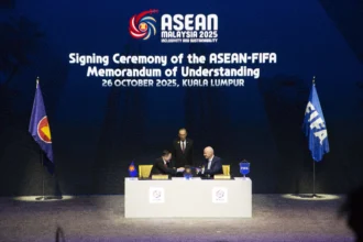 Presiden FIFA Gianni Infantino (kanan) dan Sekjen ASEAN Kao Kim Hourn (kiri) bertukar naskah pembaruan nota kesepahaman (MoU) ASEAN-FIFA