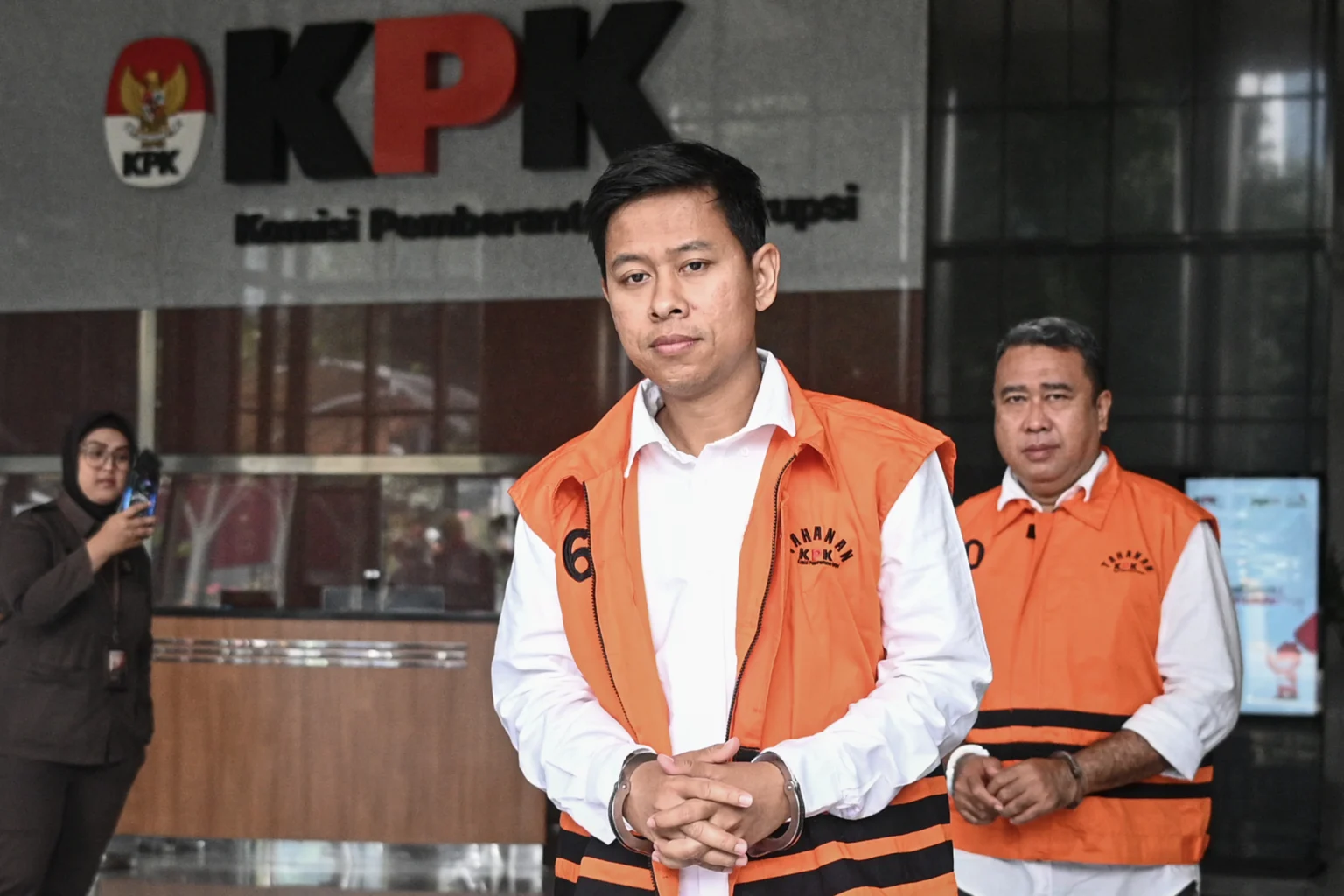 Tersangka kasus dugaan korupsi pembangunan RSUD di Kolaka Timur Arif Rahman dan Deddy Karnadi