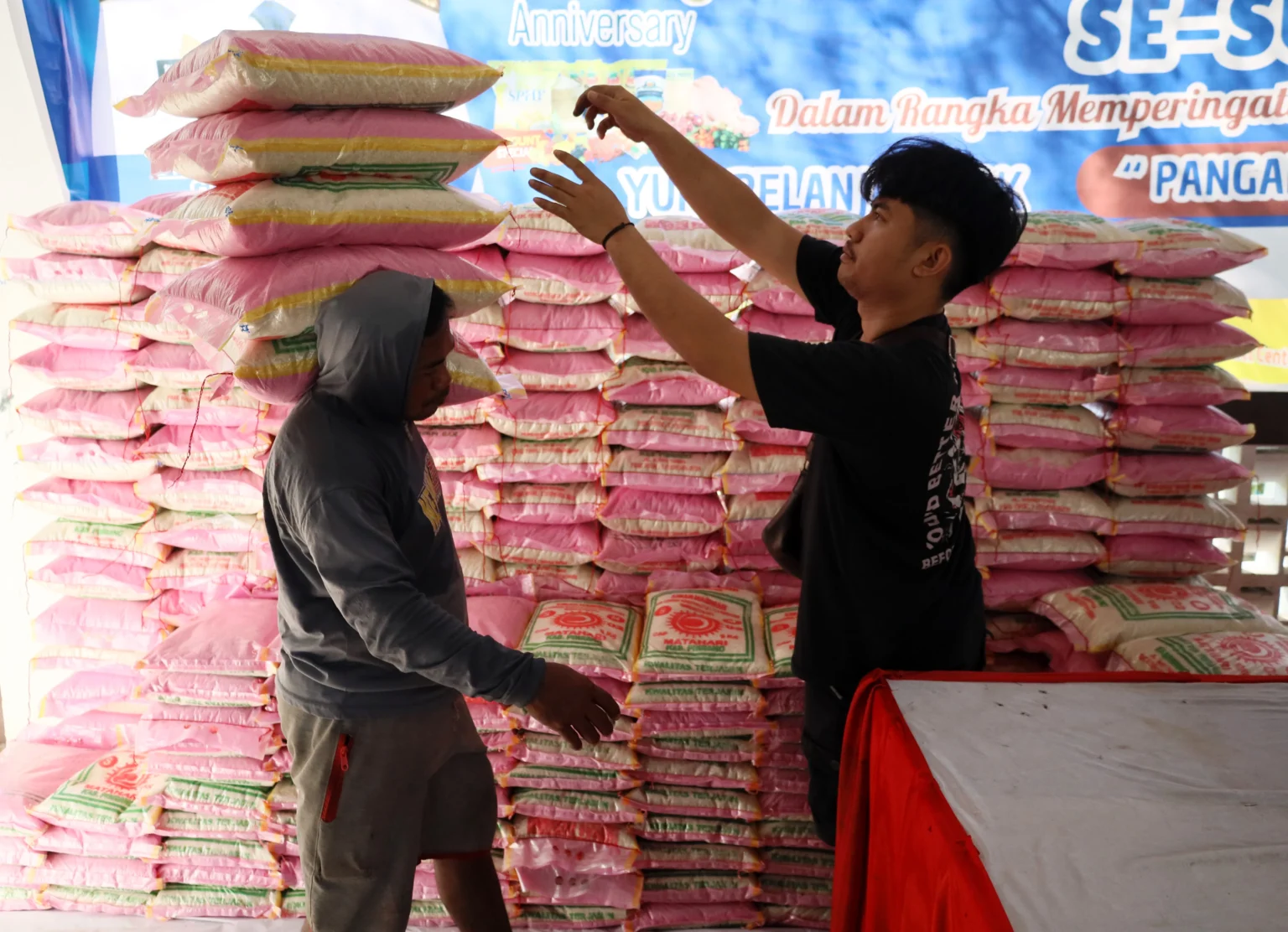 Ilustrasi, pekerja mengusung beras