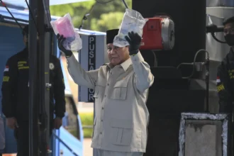 Presiden Prabowo Subianto menunjukkan barang bukti narkoba yang akan dimusnahkan