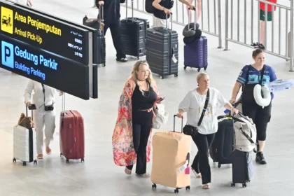 Ilustrasi, Sejumlah wisatawan mancanegara (wisman) tiba di Terminal Internasional Bandara Internasional I Gusti Ngurah Rai
