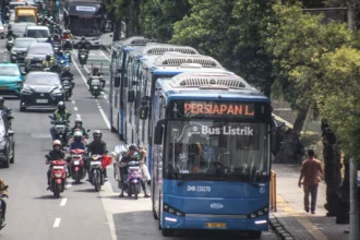 Bus listrik Transjakarta mengantre sebelum memasuki Halte Transjakarta Pasar Baru