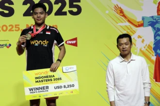 Wakil Menteri Pemuda dan Olahraga Taufik Hidayat di podium bersama pebulu tangkis tunggal putra Indonesia Zaki Ubaidillah