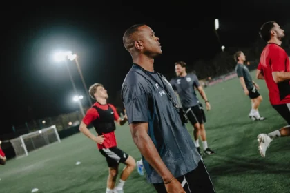 Pelatih Timnas Indonesia, Patrick Kluivert saat memimpin latihan