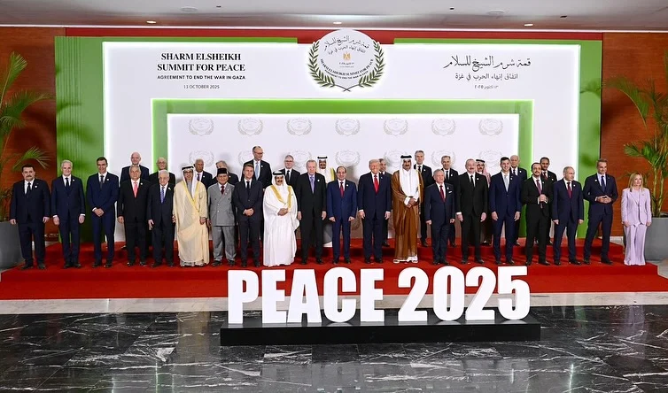 Presiden RI, Prabowo Subianto bertemu dengan Presiden AS, Donald Trump di Konferensi Tingkat Tinggi (KTT) Gaza di Sharm el-Sheikh, Mesir, Senin (13/10/2025).