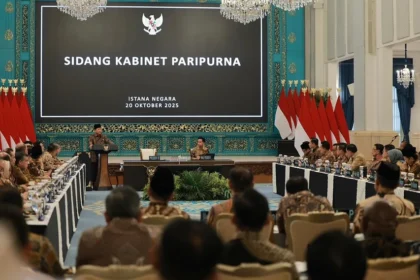 Prabowo menugaskan Kementerian Pendidikan Dasar dan Menengah (Kemendikdasmen) untuk menyiapkan program pembagian buku dan alat tulis