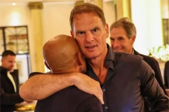 Kode keras Simon Tahamata soal pelatih Timnas Indonesia, Frank de Boer masuk redar?