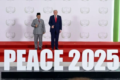 Ilustrasi, Presiden RI, Prabowo Subianto bertemu dengan Presiden AS, Donald Trump di Konferensi Tingkat Tinggi (KTT) Gaza di Sharm el-Sheikh, Mesir, Senin (13/10/2025).
