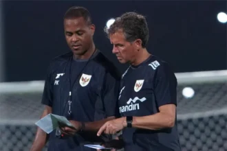 Alex Pastoor saat mendampingi Patrick Kluivert di latihan Timnas Indonesia