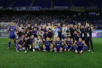 Mantan pelatih Timnas Indonesia, Shin Tae-yong saat foto bersama dengan pemain Ulsan HD