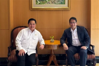 Menteri Pemuda dan Olahraga, Erick Thohir saat bertemu dengan Menteri Keuangan Purbaya Yudhi Sadewa