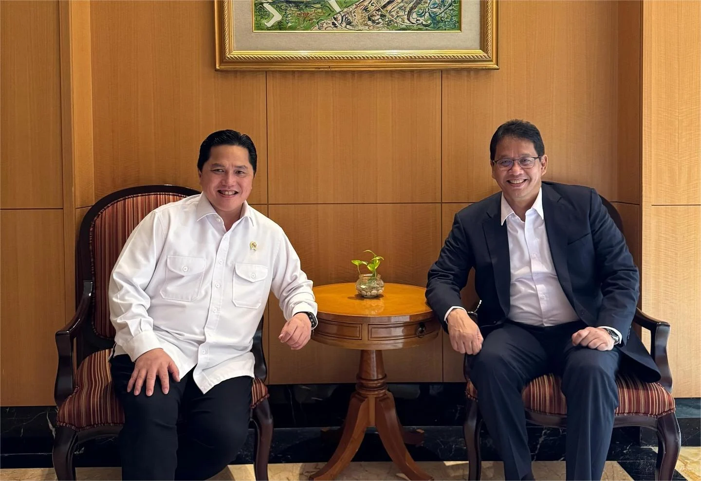 Menteri Pemuda dan Olahraga, Erick Thohir saat bertemu dengan Menteri Keuangan Purbaya Yudhi Sadewa