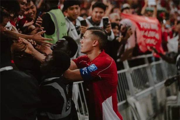Timnas Indonesia, Jay Idzes saat mendatangi suporter