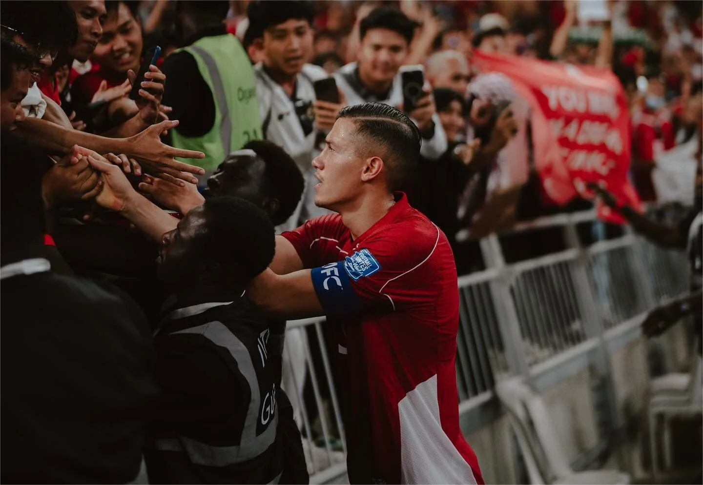 Kapten Timnas Indonesia, Jay Idzes saat mendatangi suporter