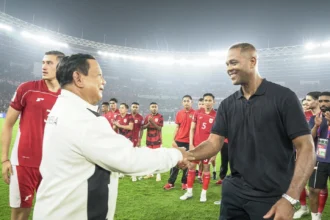 Presiden RI, Prabowo Subianto saat berjabat tangan dengan Patrick Kluivert