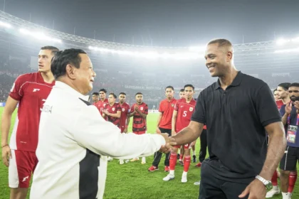 Presiden RI, Prabowo Subianto saat berjabat tangan dengan Patrick Kluivert