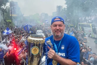 Bojan Hodak pamer trofi Liga 1 usai juara bersama Persib Bandung