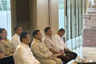Presiden Prabowo subianto, Menteri Pertahanan Sjafrie Sjamsoeddin dan Menteri Keuangan Purbaya Yudhi Sadewa saat menghadiri acara di Kejaksaan Agung