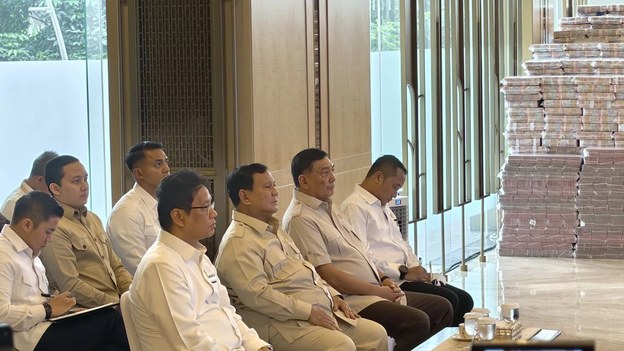 Presiden Prabowo subianto, Menteri Pertahanan Sjafrie Sjamsoeddin dan Menteri Keuangan Purbaya Yudhi Sadewa saat menghadiri acara di Kejaksaan Agung