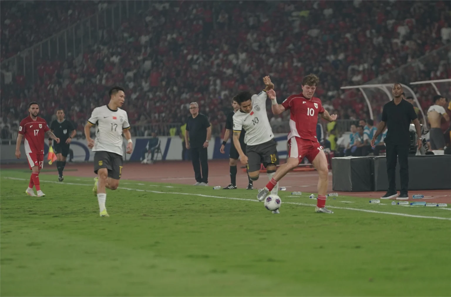 Penyerang Timnas Indonesia, Ole Romeny saat berduel dengan penyerang China